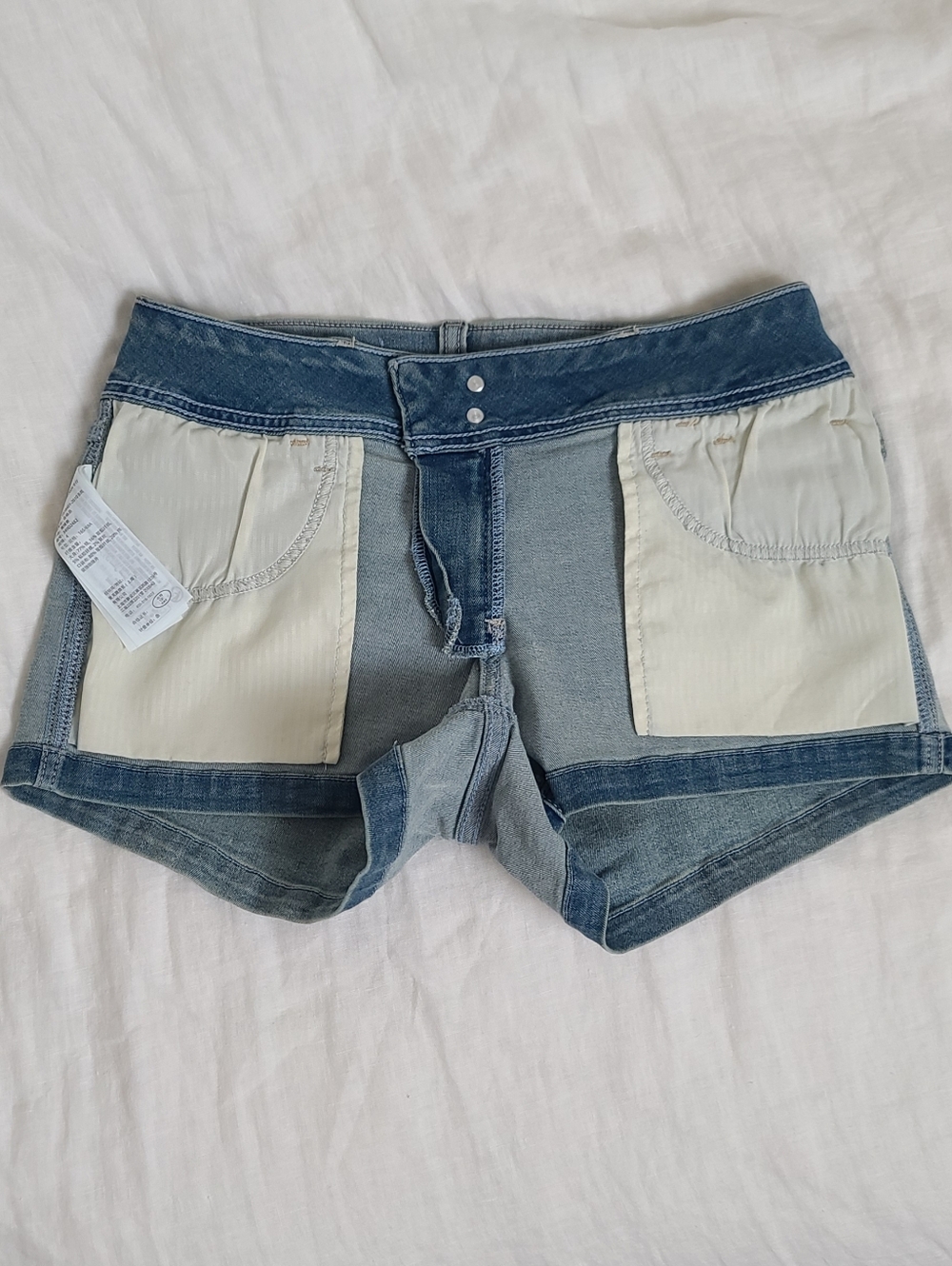Hollister Curvy Low-Rise Shortie Short Size 4 - Picture 7 of 9